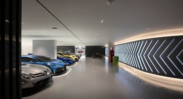 45m-mansion-with-supercar-garage-features-10m-bugatti-divo-and-aston-martin-v8-series_2
