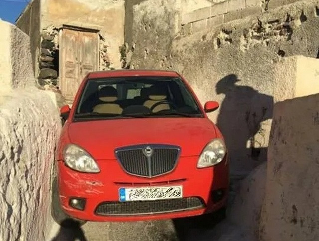 car-stuck-santorini-old