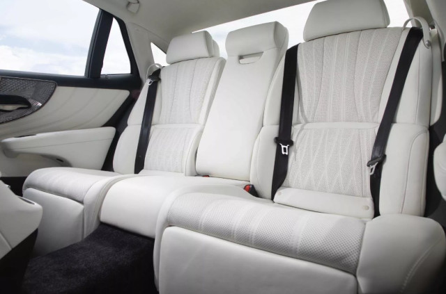 Lexus LS500 седалки