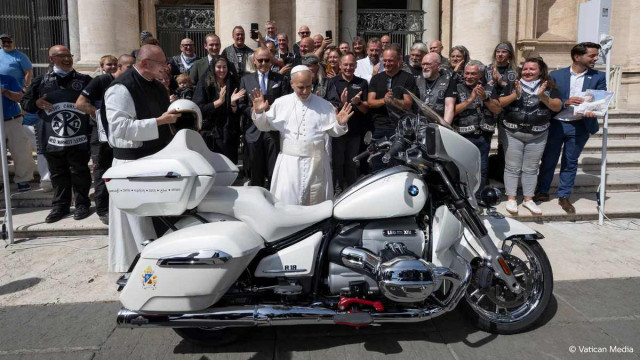 BMW R 18 Transcontinental на папата