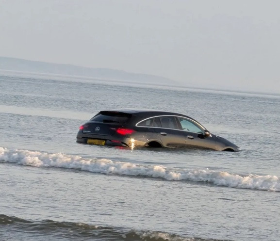 Mercedes-Benz za 106 000 eur skončil na dne mora po tom, čo ho vodič zaparkoval na pláži v severnom Walese. Príliv si luxusné auto podržal celé dva dni.