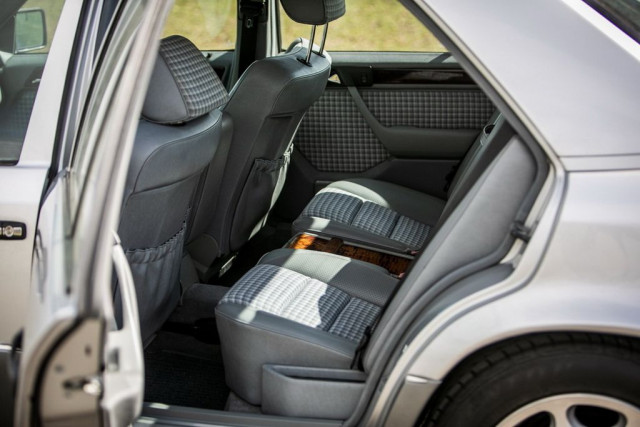  Mercedes-Benz 500E от 1991 г.-6 