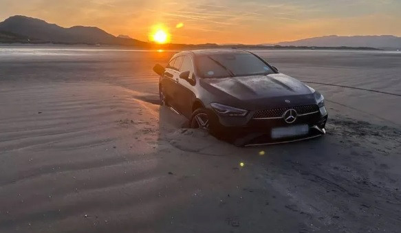 Mercedes-Benz za 106 000 eur skončil na dne mora po tom, čo ho vodič zaparkoval na pláži v severnom Walese. Príliv si luxusné auto podržal celé dva dni.