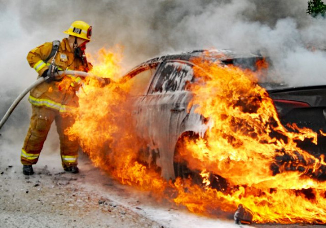 горящ автомобил