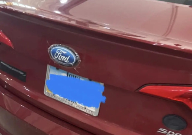 Hyundai с емблема на Ford