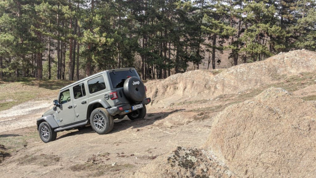 Jeep Wrangler 4xe тест драйв