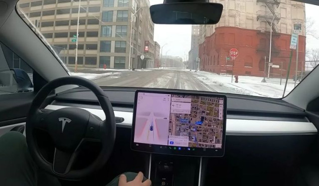 автономно движение Tesla