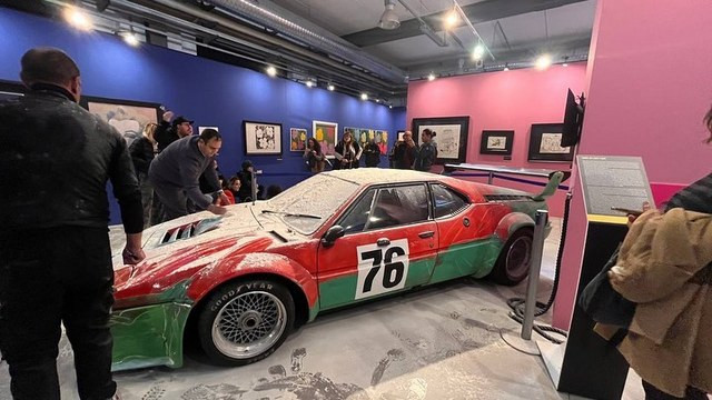eco-activists-attack-andy-warhols-one-off-bmw-m1-with-18lbs-of-flour_8