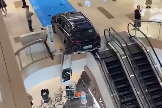 Mercedes GLC Electric, мол, катастрофа