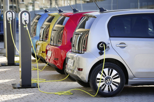 Германия иска 80 процента от бензиностанциите да имат зарядна станция за електромобили