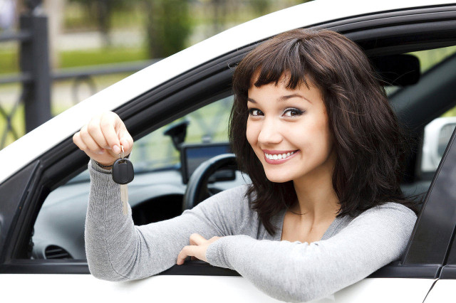 млад шофьор, момиче зад волана