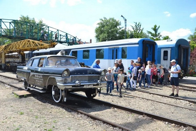 GAZ-13_Chaika_draisine-3