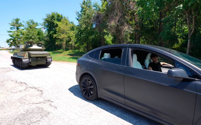 Tesla Model X срещу танк