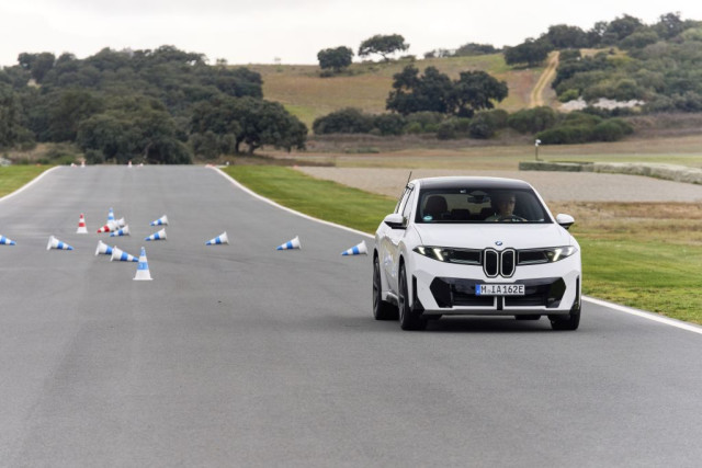 BMW iX3 50 xDrive, тест драйв