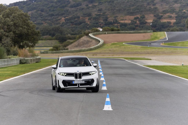 BMW iX3 50 xDrive, тест драйв