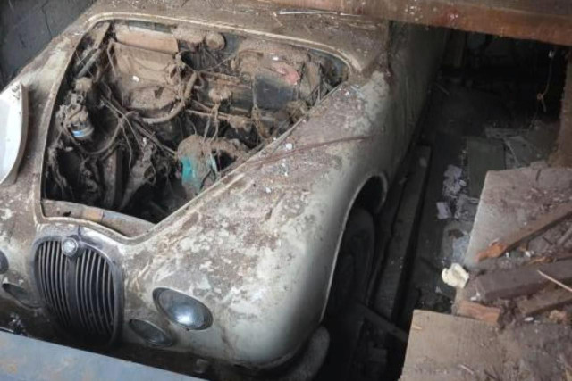 изоставен Jaguar