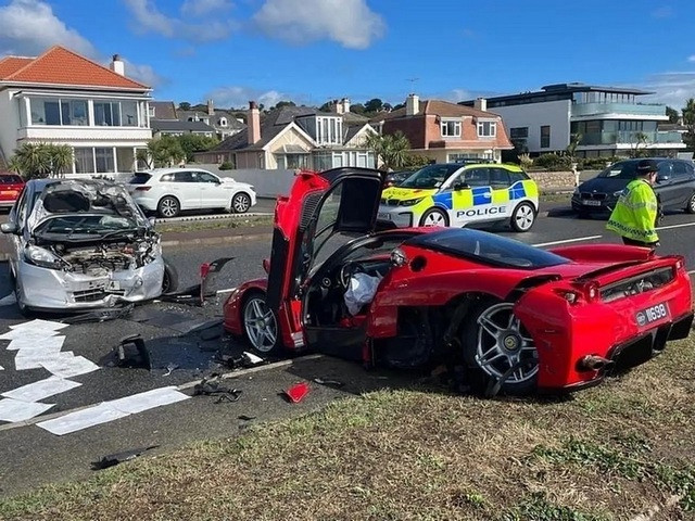 Ferrari-Enzo-Crash-UK-2
