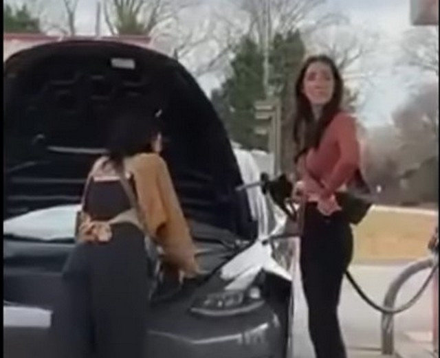Жени зареждат Tesla Model 3 с бензин