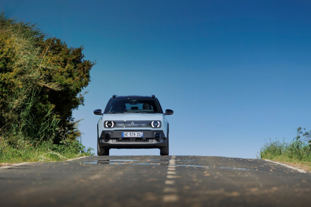 Renault 4 e-tech Electric, тест драйв