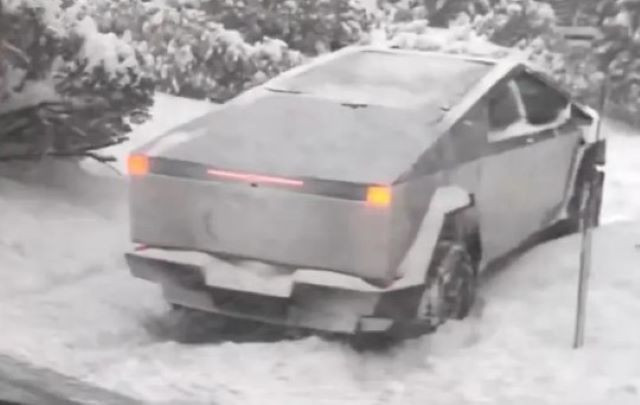 Tesla Cybertruck сняг