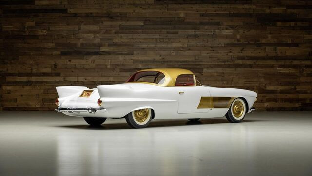 Позлатен Cadillac Elegante