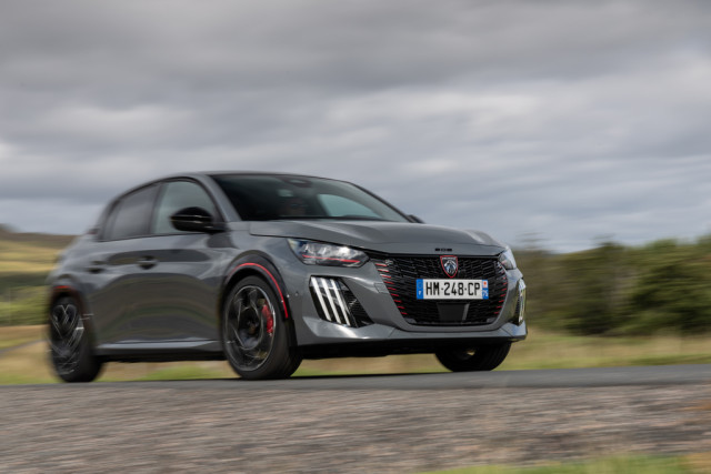 Peugeot e-208 GTi, тест драйв