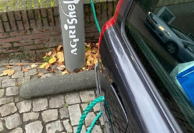 charging-an-electric-car-using-a-rope-is-quite-creative-but-not-so-clever_2.jpg