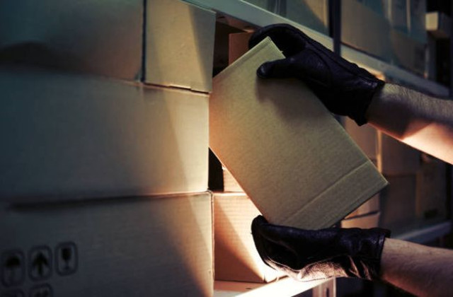 крадец, авточасти, склад