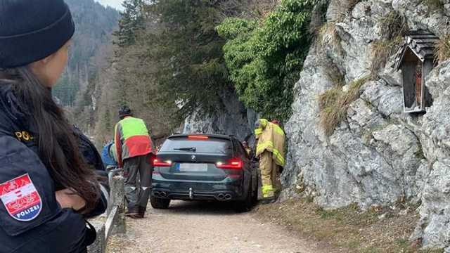 alpina-b3-touring-stuck-on-hiking-trail (2)