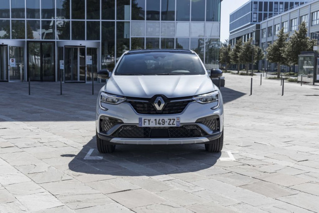 Renault Arkana E-Tech тест драйв