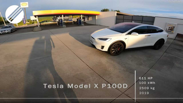 Tesla Model X магистрала