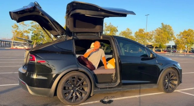 човек живее в Tesla 
