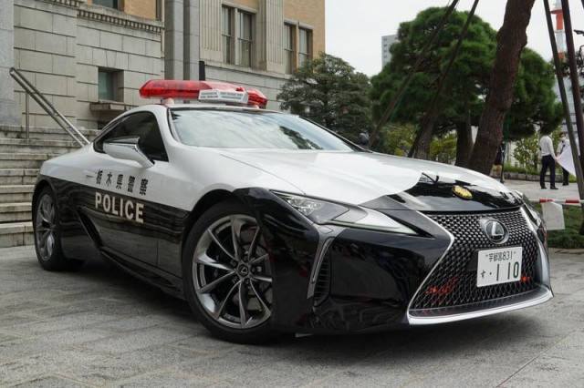 Lexus LC стана полицейска кола