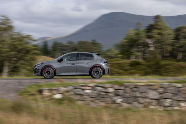 Peugeot e-208 GTi, тест драйв