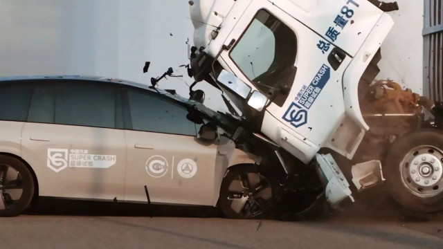 Краш-тест с електромобил и камион