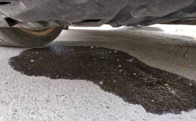 петно под автомобила