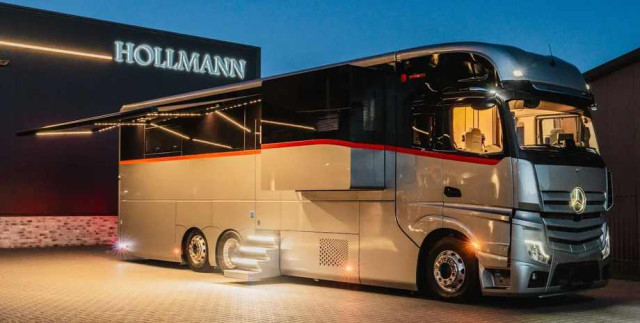 Mercedes Dembell Giga Space