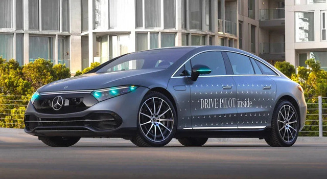 Mercedes EQS синя светлина