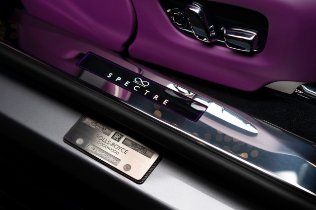 Rolls-Royce Black Badge Spectre, тест драйв