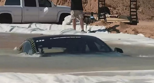 Tesla-Model-S-Plaid-под вода