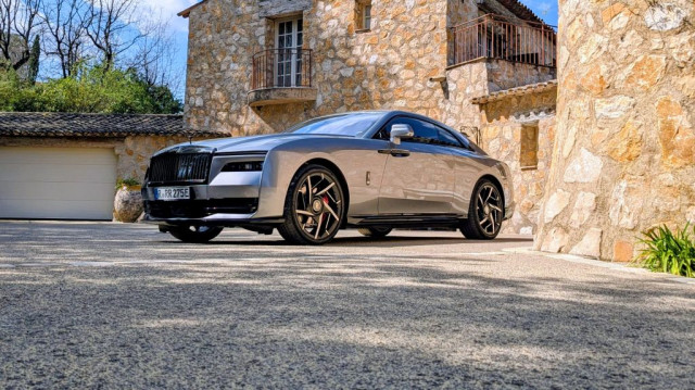 Rolls-Royce Black Badge Spectre, тест драйв