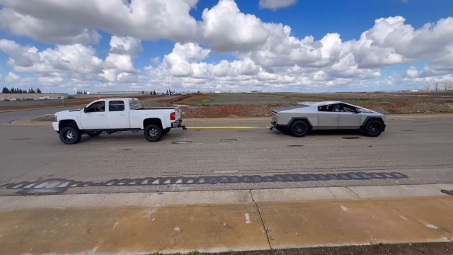 Tesla Cybertruck vs Chevy Silverado
