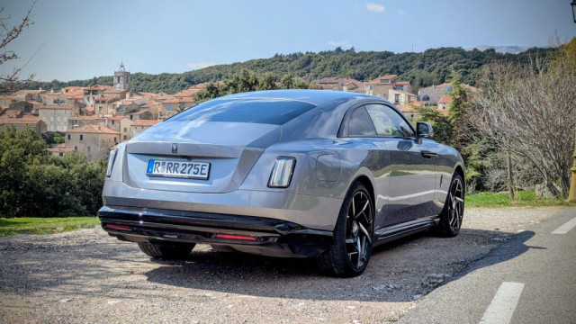 Rolls-Royce Black Badge Spectre, тест драйв