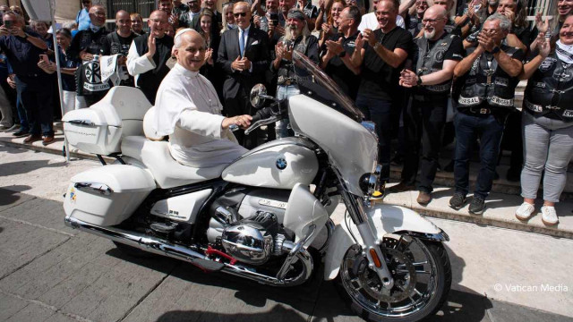 BMW R 18 Transcontinental на папата