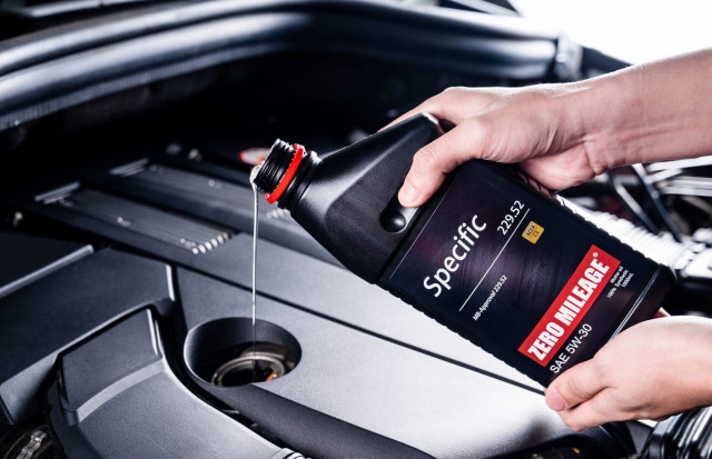 нов автомобил, масло