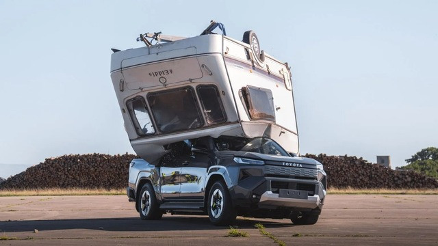 Toyota Hilux срещу каравана 