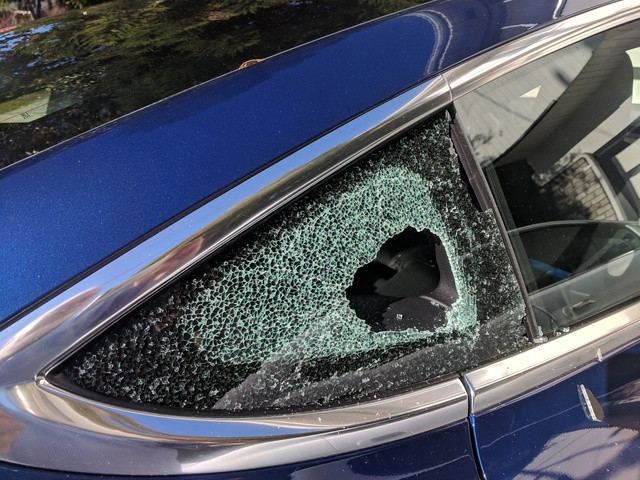 счупен прозорец