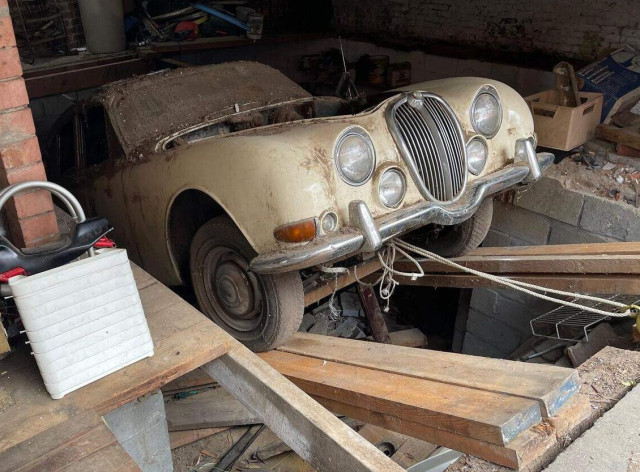 изоставен Jaguar