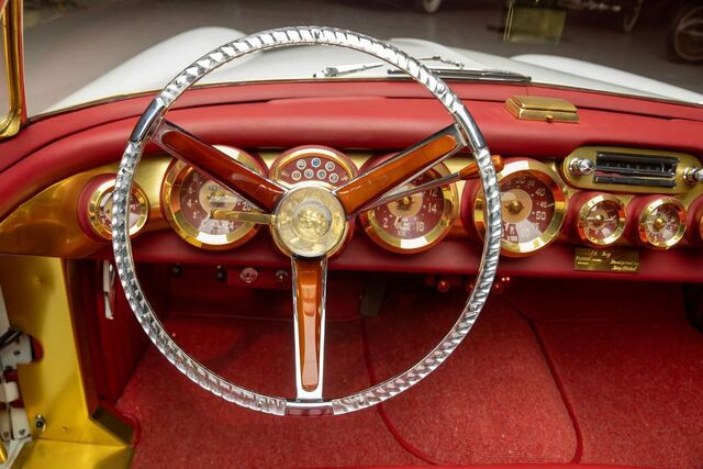 Позлатен Cadillac Elegante