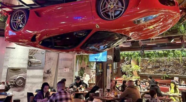 Ferrari окачено на таван